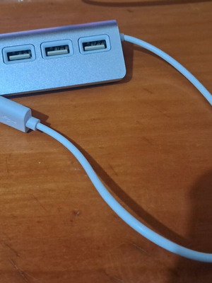 USB hub like new with 4 USB 2.0 ports and aluminum casing
