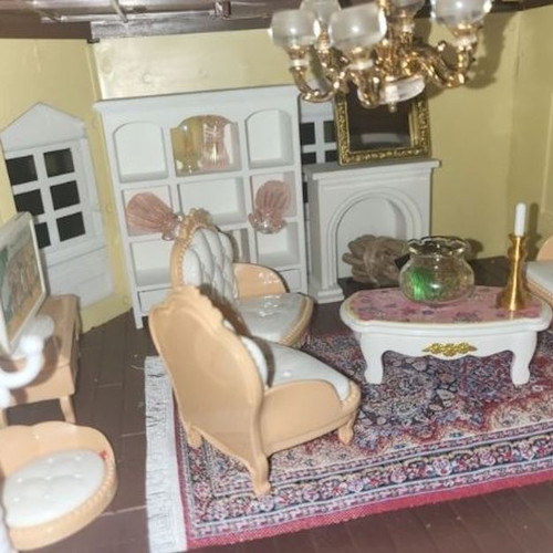 Sylvanian Villa fully furnished with accessories and 3 surprise animals