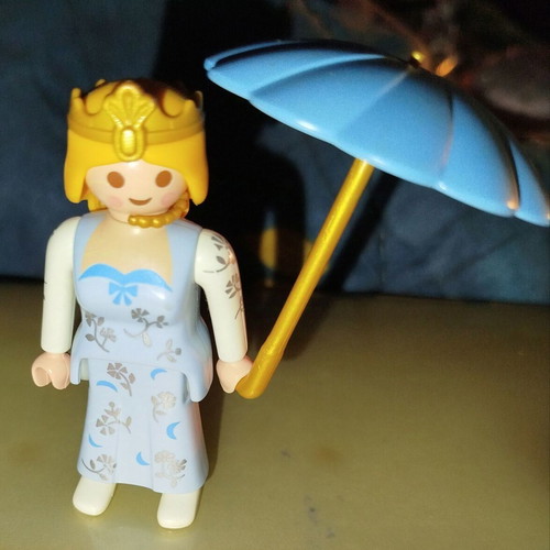 Playmobil queen like new collectible piece