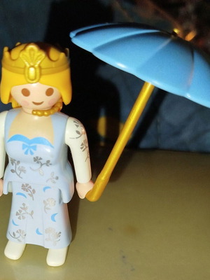 Playmobil queen like new collectible piece