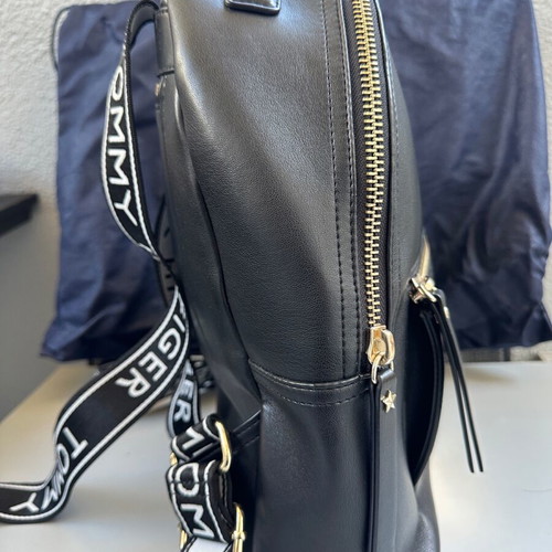 Tommy Hilfiger backpack like new, blue