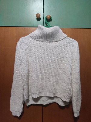 White turtleneck used without label