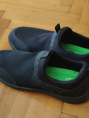 Slip-on athletic shoes without laces, size 43, black