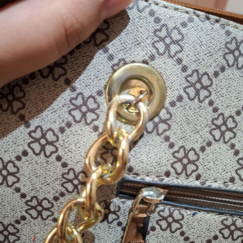 Classic women's shoulder bag with chains used, multicolor