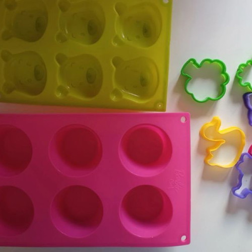Silicone molds and animal-shaped cookie cutters like new