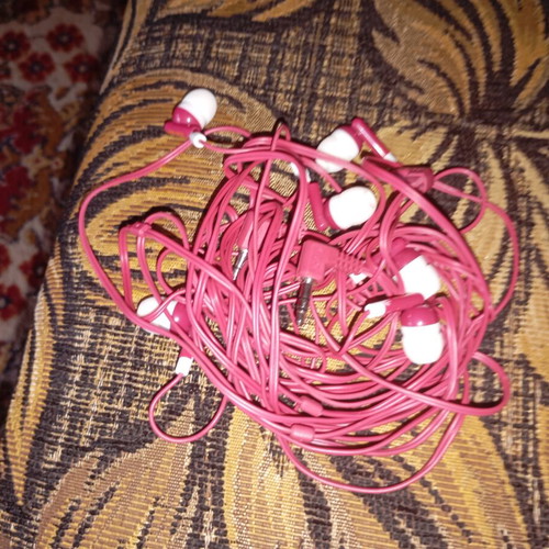 Wired in-ear headphones set of three, like new, pink with white silicone tips