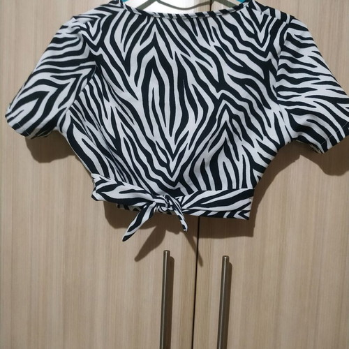 Crop top black and white S in excellent condition
