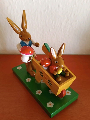 Easter items like new, set of 4 with ducks and bunnies