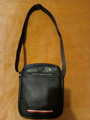Tommy Hilfiger TH Central Mini Reporter τσάντα χιαστί σαν καινούργια, μαύρη