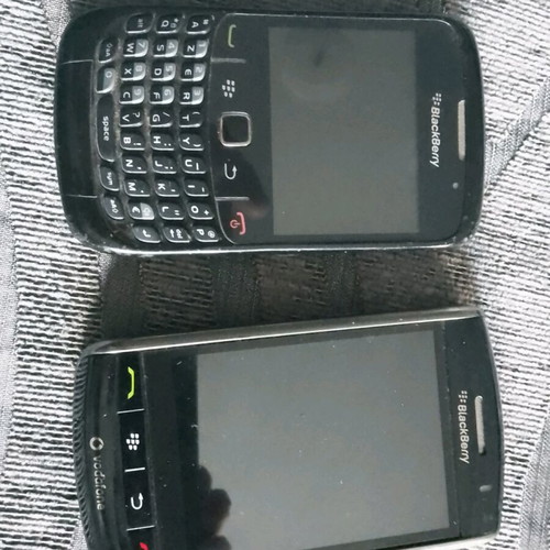 Black Berry vintage cell phones used, pack of 2 models 9500 and 8520