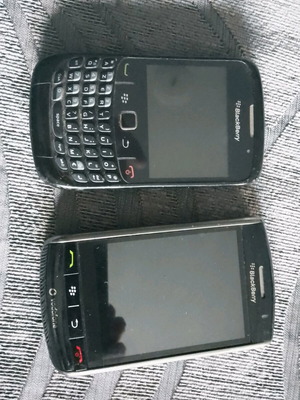 Black Berry vintage cell phones used, pack of 2 models 9500 and 8520