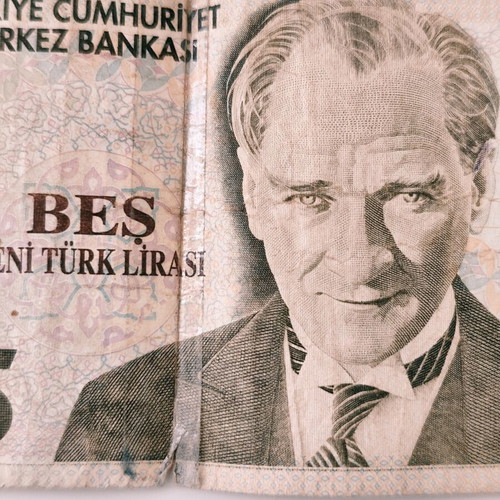 Collectible 5 New Turkish Lira banknote used, 2005 edition