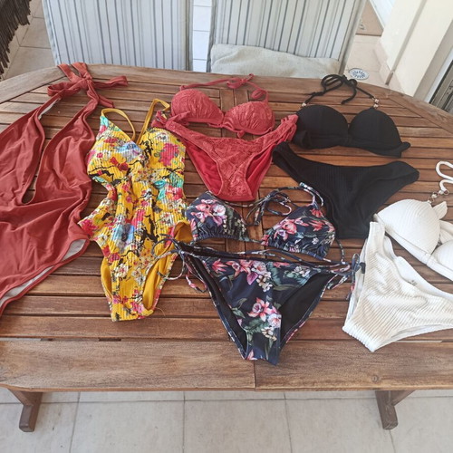 Women's swimwear like new, small/medium, 2 one-piece and 4 bikinis