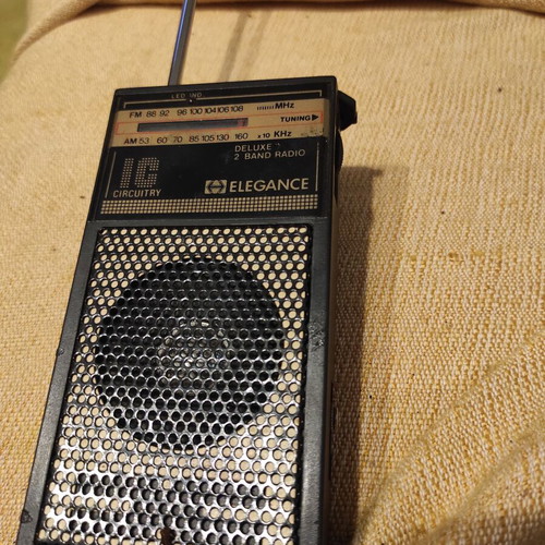 Vintage Elegance portable radio used, Deluxe 2 Band Radio model