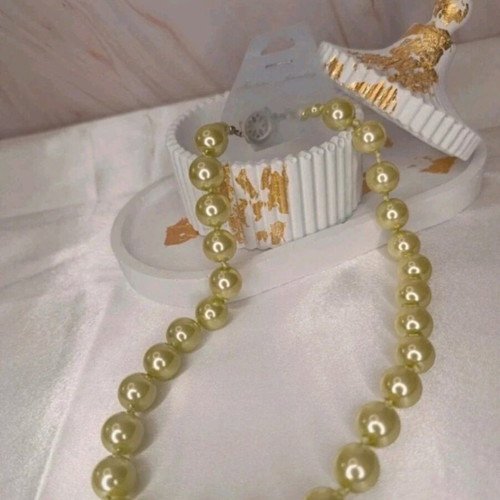 Necklace with light green pearls new, water resistant, 47 cm