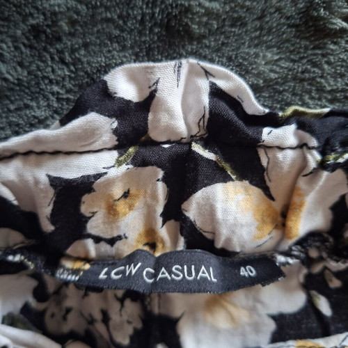 Women's floral shorts like new, size L, black and white