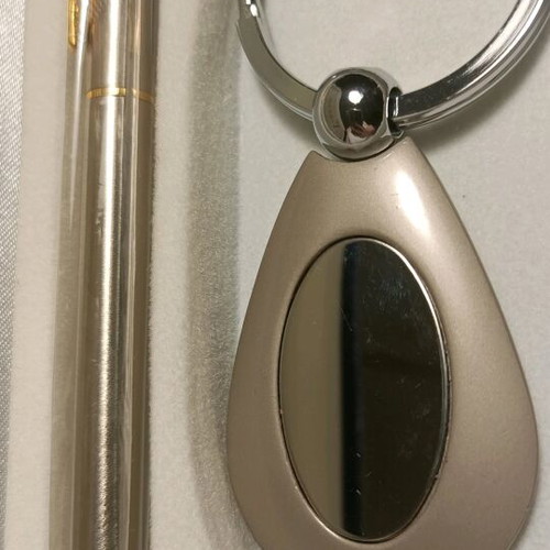 Men's gift set like new with pen and keychain