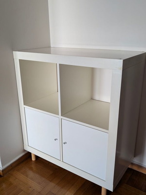 ΙΚΕΑ Kallax βιβλιοθήκη μεταχειρισμένη, λευκή με ξύλινα ποδαράκια και 2 ντουλάπια