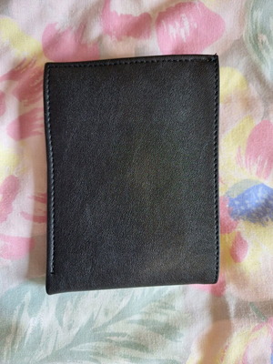 Black wallet like new with multiple compartments