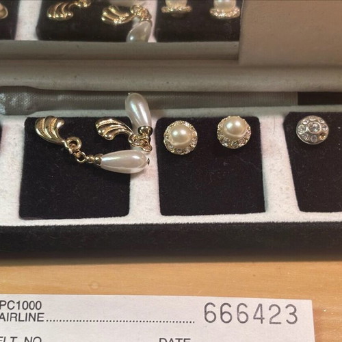 Pierre Cardin earring case like new, 6 pairs