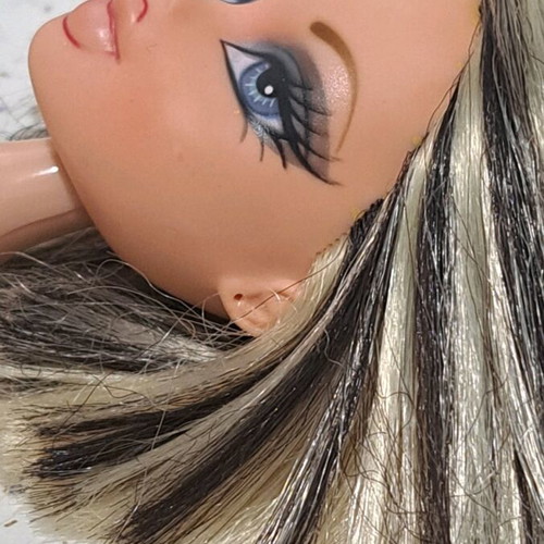 Bratz Play Sportz Skateboarding Cloe used, nude with flaws