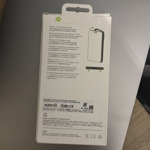 Apple silicone case with MagSafe for iPhone 17 Pro Vanilla