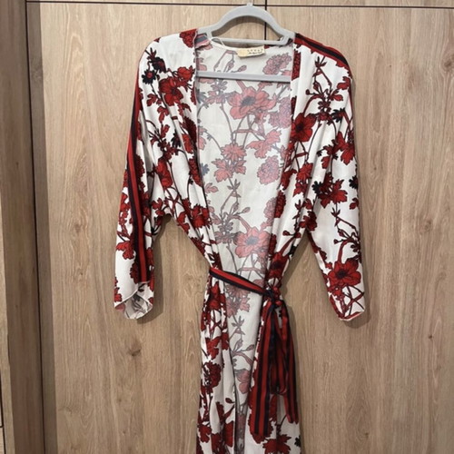 Kimono Lynne new, white and red floral, one size