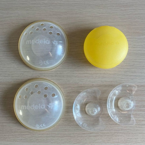Medela breast shells and silicone nipples like new, 2 pcs with case