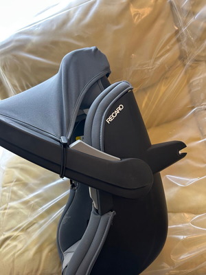 Recaro baby car seat egg like new, lightly used