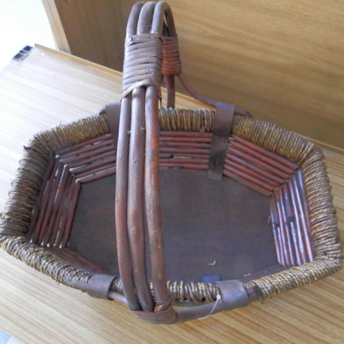 Polygon basket with handle large D-7171BC like new