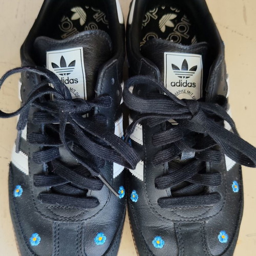 Adidas Samba OG αθλητικά σαν καινούργια, μαύρα με μπλε κεντητά λουλούδια νούμερο 40