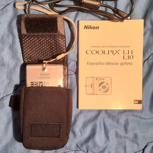Nikon Coolpix 5.0MP vintage digital camera used, lens issue