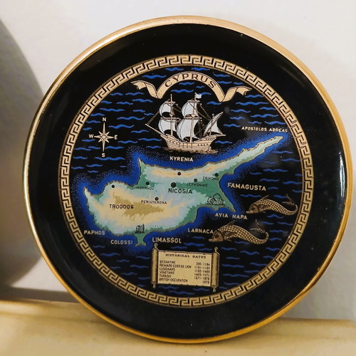 Decorative souvenir plates with 24k gold, like new