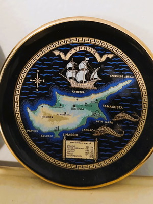 Decorative souvenir plates with 24k gold, like new