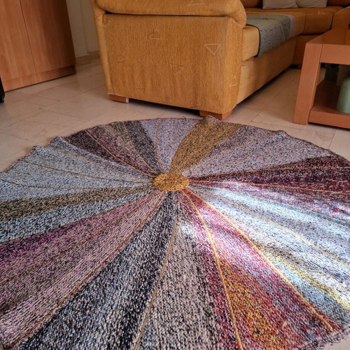 Handmade knitted rug 140cm like new, heavy and stable