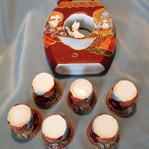 Japanese Kutani Style Sake Set with 6 Cups and Decorative Bottle like new