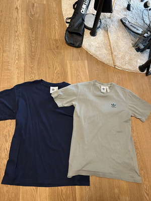 Adidas t-shirt set like new, baggy fit, size XS, blue and green
