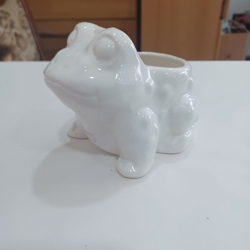 Frog planter used with small chip, height 11 cm