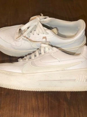 Nike αθλητικά παπούτσια μεταχειρισμένα, μέγεθος 38.5, άσπρα