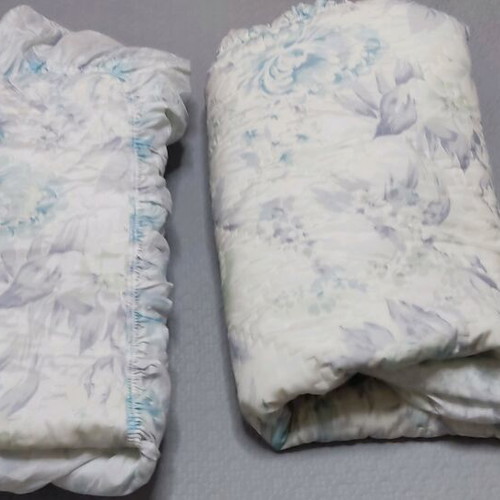 Quilt for single bed like new with ruffles and pillowcase