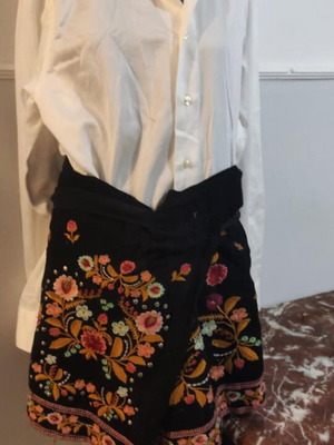 Zara embroidered shorts-skirt like new, size M 38 10, black multicolor