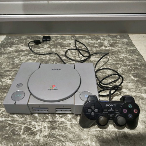 Sony PlayStation PS1 τσιπαρισμένο σαν καινούργιο με χειριστήριο και καλώδια