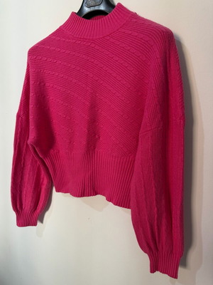 Women's fuchsia knitted sweater with braids like new