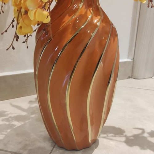 Decorative vase set like new with orange vase and yellow flowers