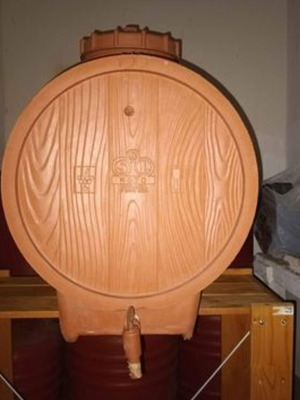 Plastic wine barrel 100 liters used in excellent condition