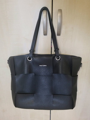 Τσαντα ώμου Bagtobag μεταχειρισμένη, μαύρη με καλή χωρητικότητα