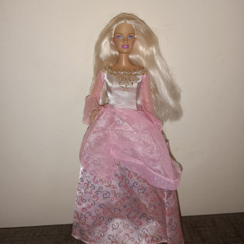 Barbie Princess Palace 2003 like new with original dress and shoes
