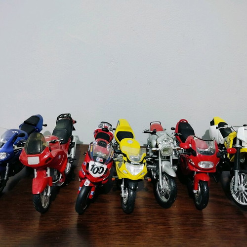 Collectible motorcycles like new, pack of 11 pieces