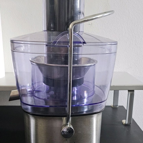 Singer juicer like new with 800W power and easy cleaning