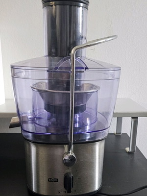 Singer juicer like new with 800W power and easy cleaning